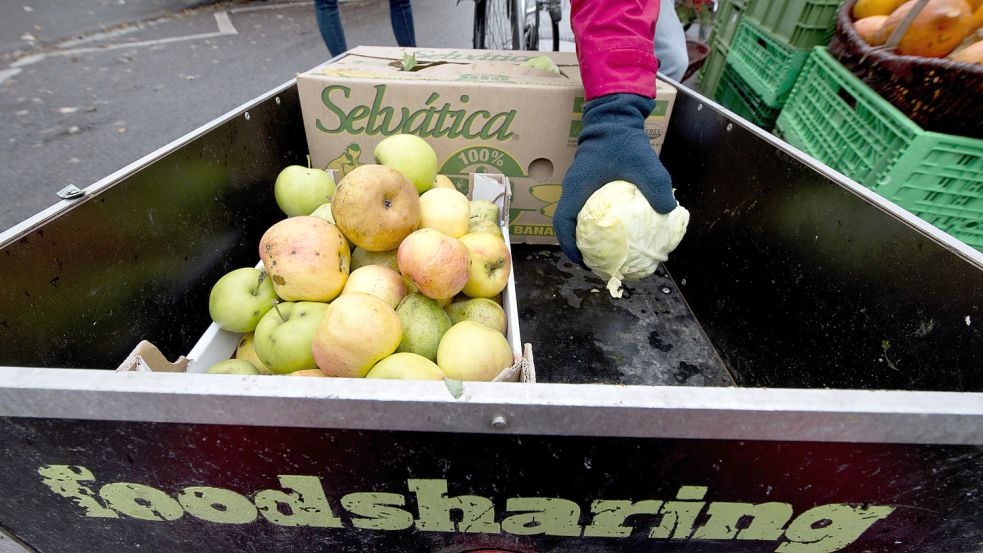 Lebensmittel, die nicht mehr verkauft werden können, und auch nicht von der Tafel anenommen werden, landen immer häufiger nicht mehr in der Tonne, sondern bei sogenannten Foodsavern, die die Ware für alle kostenlos zugänglich machen. Auch in Ostfriesland gibt es immer mehr Anhänger der Bewegung. Symbolfoto: dpa