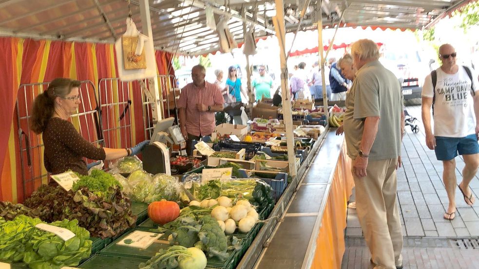 Der Verkaufsstand des Spargel- und Gemüsehofes Holtvogt wird am 13. August zum letzten Mal auf dem Emder Wochenmarkt sein. Fotos: H. Mülller