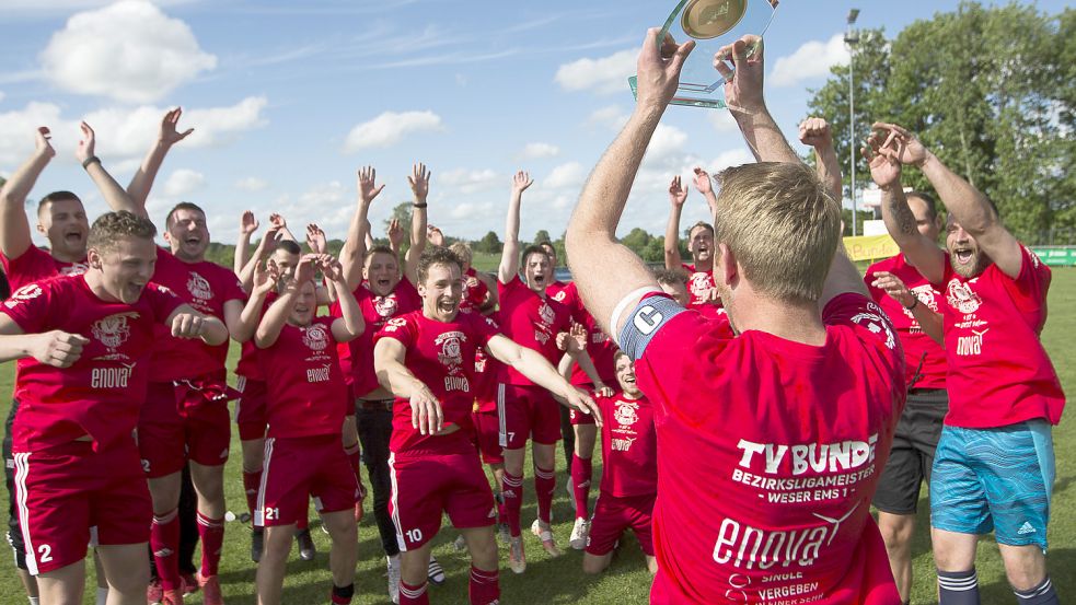 Der TV Bunde sicherte sich am letzten Spieltag der vergangenen Bezirksliga-Saison den Titel. Somit gehen die Rheiderländer als der „Gejagte“ in die neue Spielzeit. Die Favoritenrolle nimmt der TV an. Foto: Doden/Emden