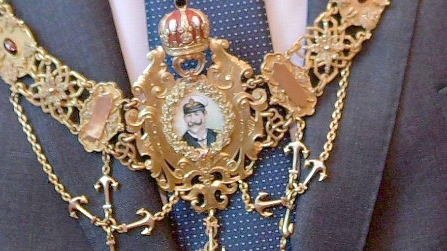 Seit 2002 prangt im Medaillon der Kette wieder das Bild des Kaisers. Archivfoto: Ortgies