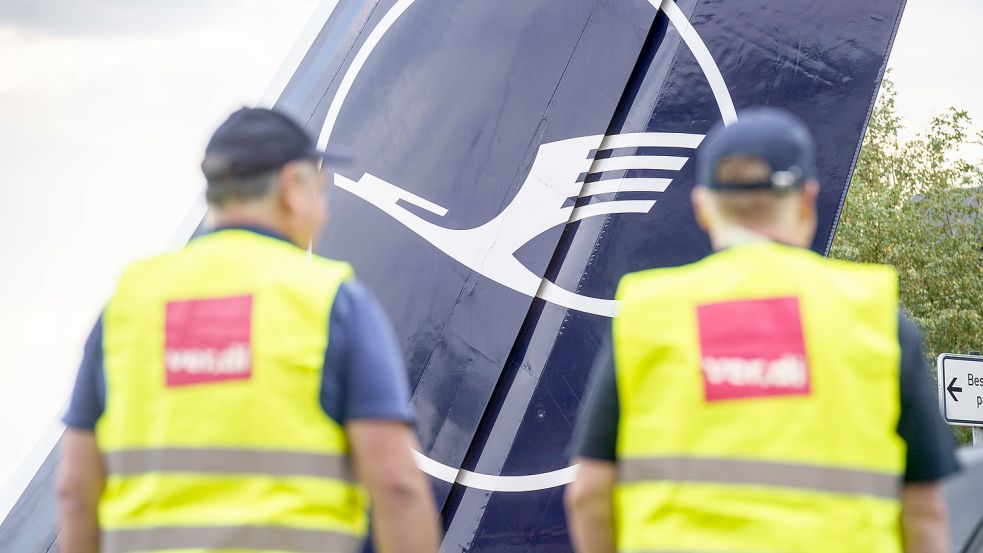 Zwei Verdi-Mitglieder stehen am Morgen am Frankfurter Flughafen am Eingang zur Lufthansa-Basis. Nach dem flächendeckenden Warnstreik bei der Lufthansa erwartet die Gewerkschaft Verdi vom Unternehmen ein „abschlussfähiges Angebot“ für die rund 20.000 Bodenbeschäftigten. Foto: Frank Rumpenhorst/dpa