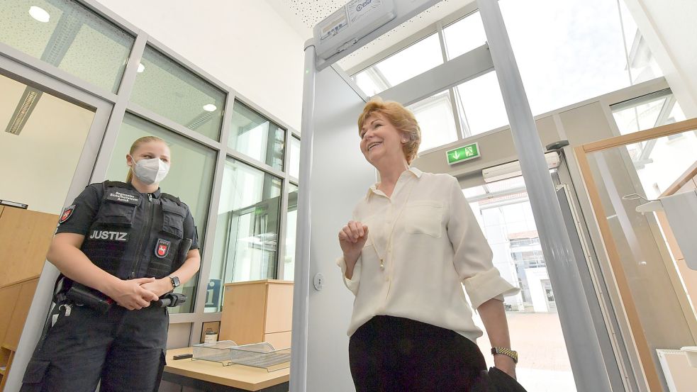 Justizministerin Barbara Havliza (CDU) geht durch die Sicherheitsschleuse am Landgericht Aurich. Foto: Ortgies