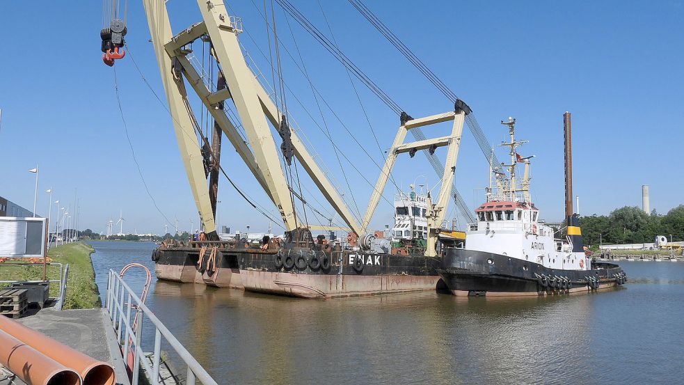 Der Schwimmkran „Enak“ hatte in Emden am Mittwoch zwei schwere Betonteile zu heben. Foto: F. Doden