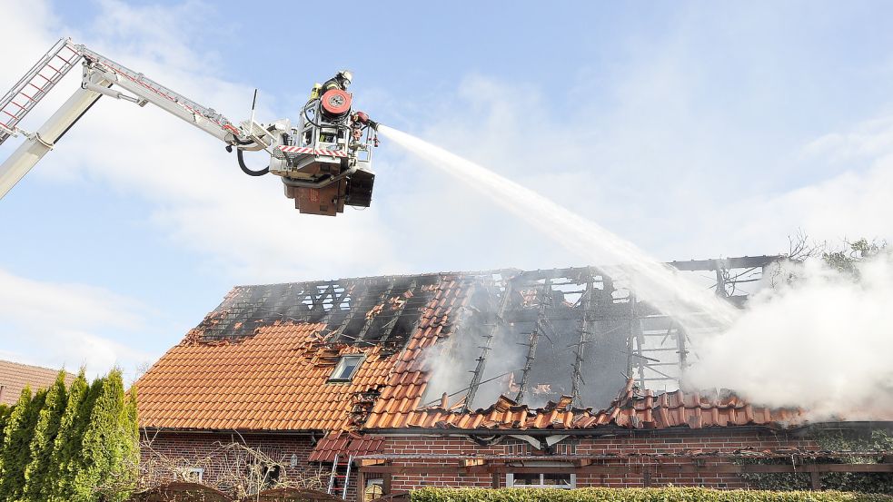 Bei Einsätzen wie diesem Großbrand in Weener sind viele Kräfte gefragt. Foto: Wolters/Archiv