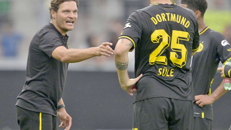 Trainer Edin Terzic (links) im Gespräch mit Neuzugang Niklas Süle. Foto: imago images/MIS