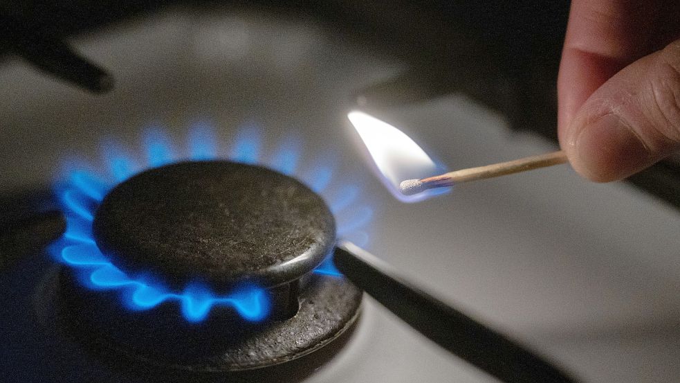 Gas und Strom verteuern sich für EWE-Kunden in Ostfriesland weiter. Wie sehr, darüber haben zwei Vorstandsmitglieder am Mittwoch in einer Pressekonferenz informiert. Foto: Marijan Murat/dpa