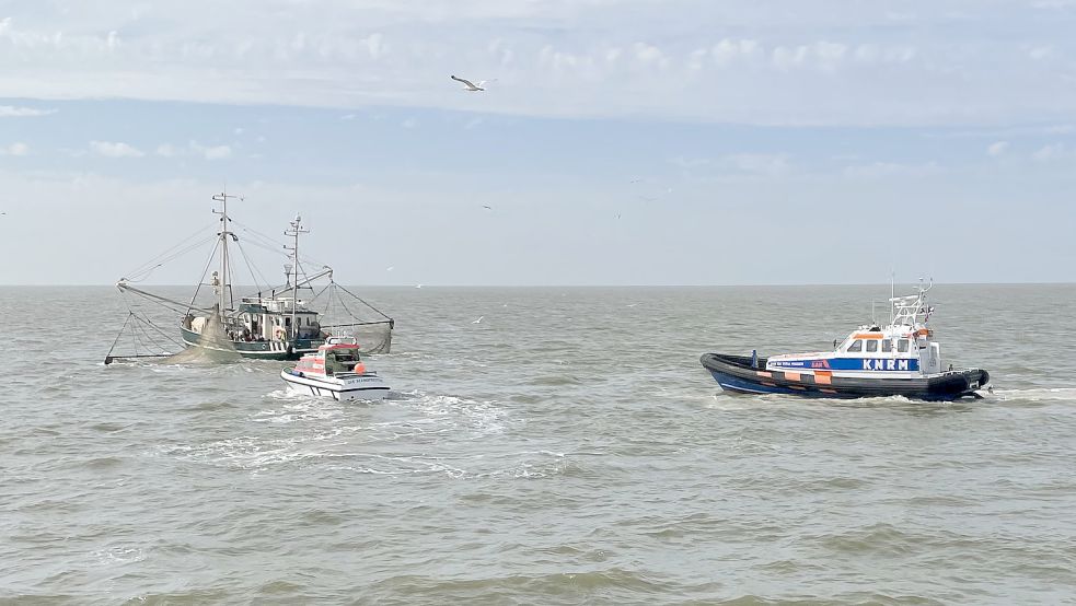 Das Tochterboot St. Pauli (links) des deutschen Seenotrettungskreuzers Hamburg und das niederländische Seenotrettungsboot „Jan en Titia Visser“ nähern sich dem havarierten Fischkutter „Magellan“ in der Emsmündung. Foto: Die Seenotretter – DGzRS