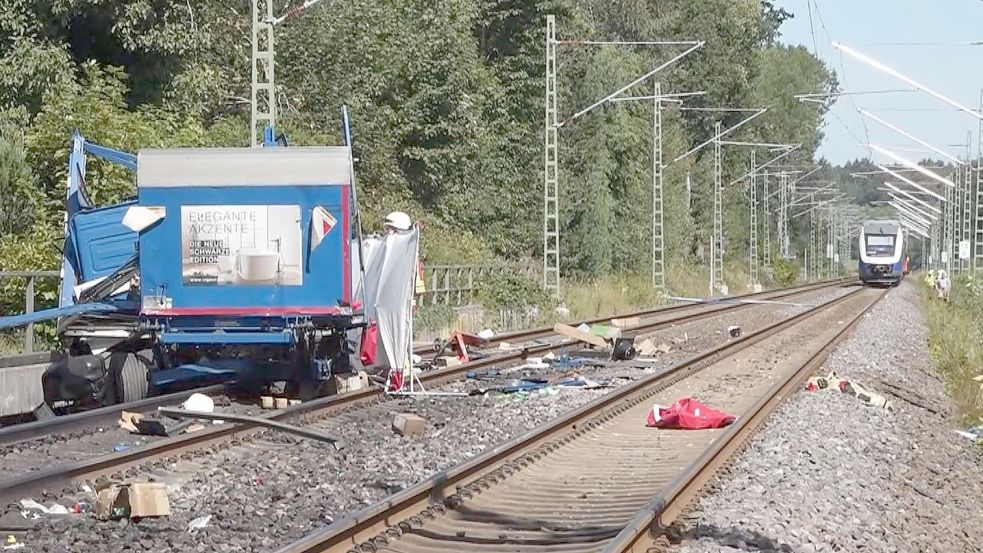 An einem Bahnübergang in Rastede ist am Mittwoch ein Lastwagen von einem Zug erfasst worden. Der Lkw-Fahrer starb noch am Unfallort. Foto: van Elten/DPA