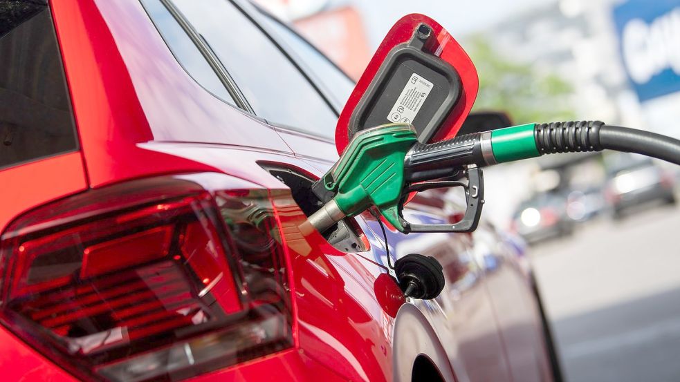 Die Preise für Benzin und Diesel sind im Juli wieder etwas gesunken. Foto: Christophe Gateau/dpa