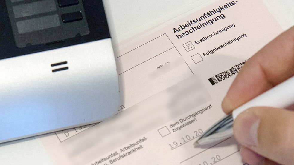 Angesichts einer Corona-Sommerwelle soll mit der Wiedereinführung der telefonischen Krankschreibung das Ansteckungsrisiko in Praxen minimiert werden. Foto: Paul Zinken/dpa-Zentralbild/dpa