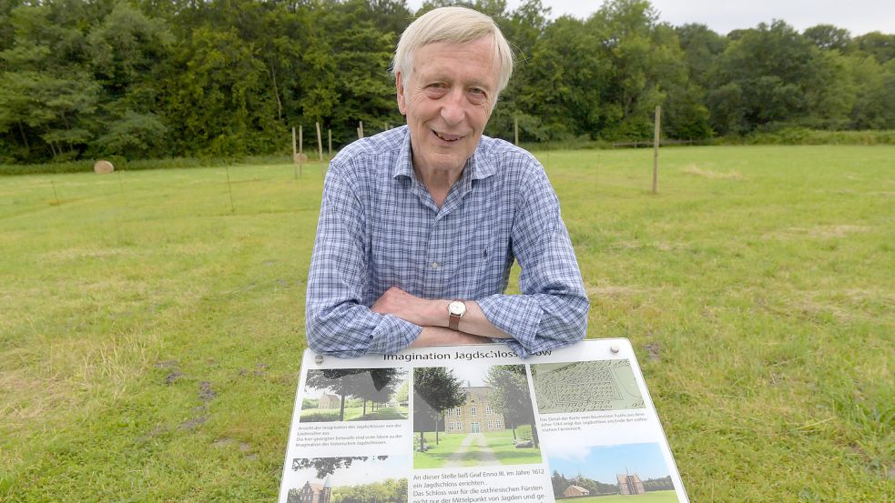 Bernhard Buttjer, Vorsitzender des Klostervereins Ihlow vor dem angesteckten Grundriss des Jagdschlosses. Foto: Ortgies