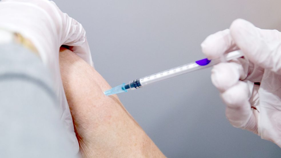 Millionen Menschen in Deutschland müssen einem RKI-Bericht zufolge ihren Impfschutz gegen das Coronavirus wieder auffrischen lassen. Foto: Daniel Karmann/dpa