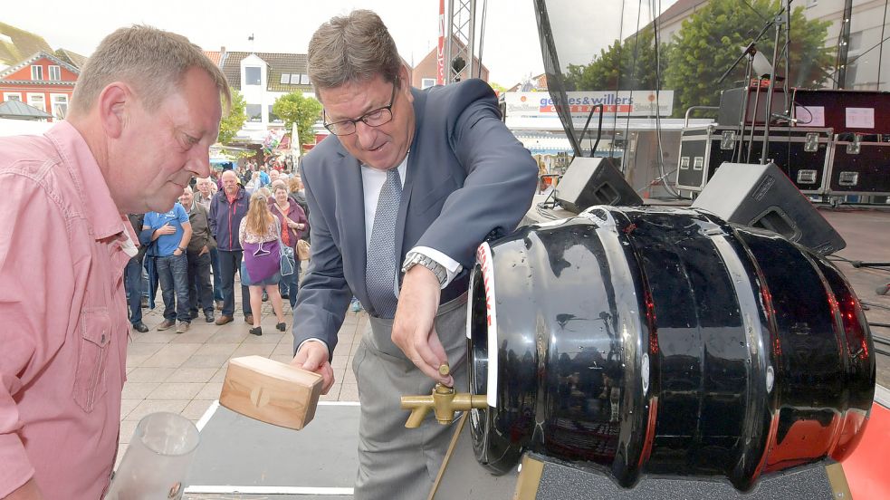 Zuletzt schwang beim traditionellen Fassanstich zur Eröffnung des Stadtfestes der damalige Bürgermeister Heinz-Werner Windhorst den Hammer. Foto: Archiv/Ortgies