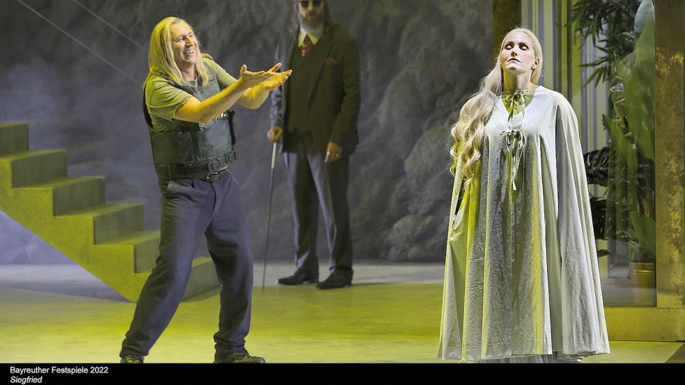 Naturbursche trifft ehemalige Göttin: Siegfried (Andreas Schager) und Brünnhilde (Daniela Köhler) nähern sich einander an. Im Hintergrund steht Grane (Igor Schwab), im Original das Pferd Brünnhildes, hier ihr Assistent und Leibwächter. Foto: Enrico Nawrath