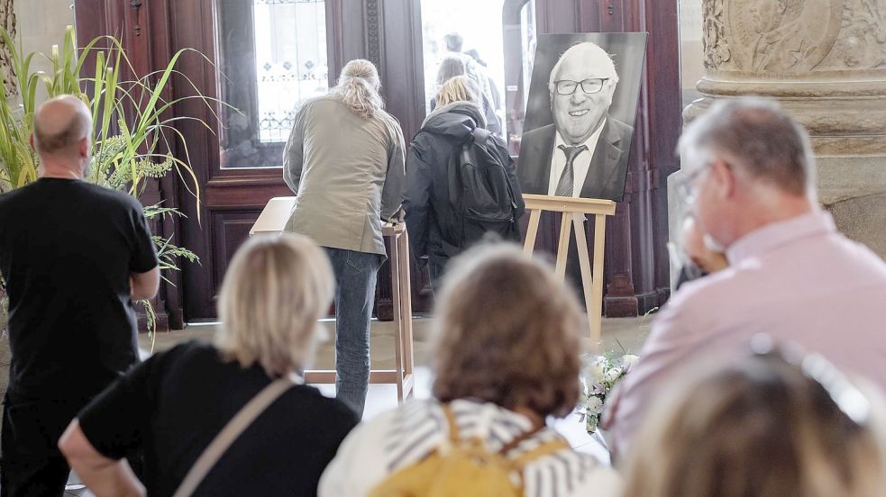 Hamburger tragen sich im Rathaus in ein Kondolenzbuch für Uwe Seeler ein. Foto: Markus Scholz/dpa/Archivbild