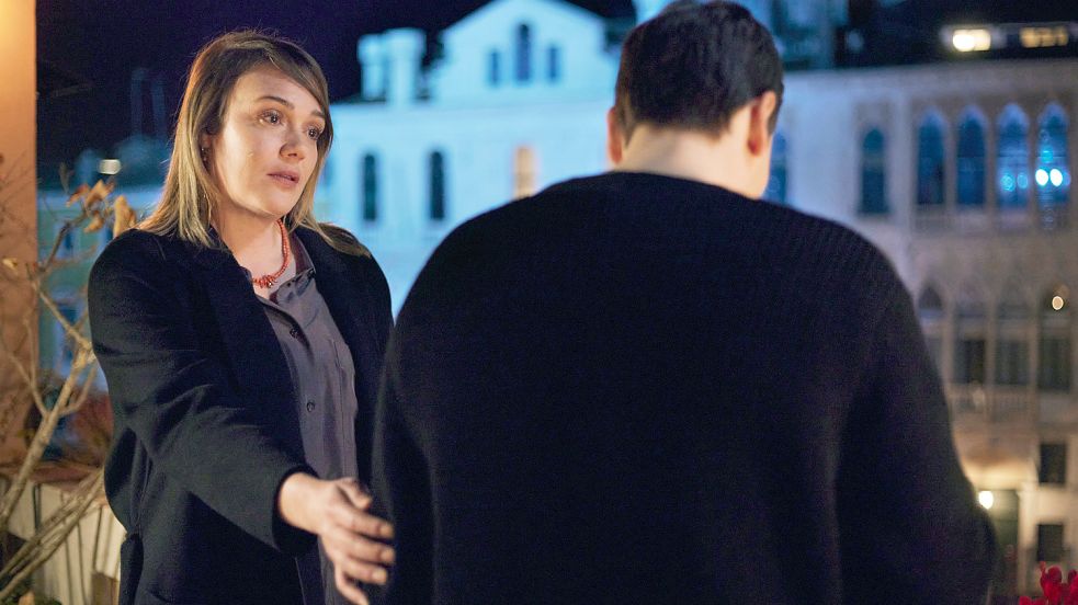 Der Tod kommt nach Venedig: Anna (Alwara Höfels, li.) und Rafael (Christopher Schärf) trauern in den herbstlichen Gassen von Venedig um Annas Ehemann. Foto: ARD Degeto/Polyphon Pictures GmbH/epo-film/Luca Baggio