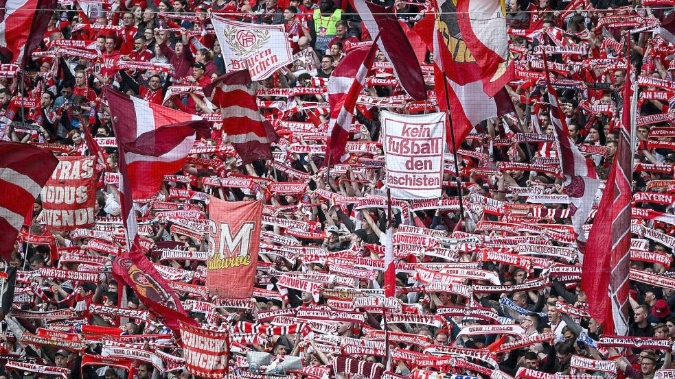 Bayern-Fans in der Allianz Arena. Die Ticketpreise in der Bundesliga sind stabil geblieben. Foto: Sven Hoppe/dpa/Symbolbild