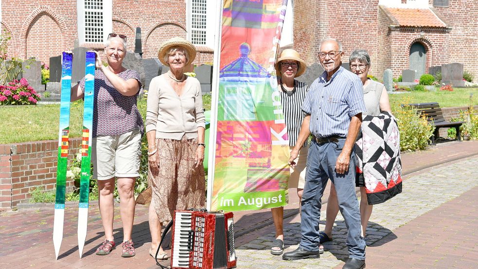 Die Organisatoren freuen sich auf den Kunstpfad 2022 in Pilsum. Zu sehen sind hier (von links) Martina Hollenbrock, Almuth Müller, Marga Itzenga, Klaus Szkudelski und Therese Anhalt. Foto: Wagenaar