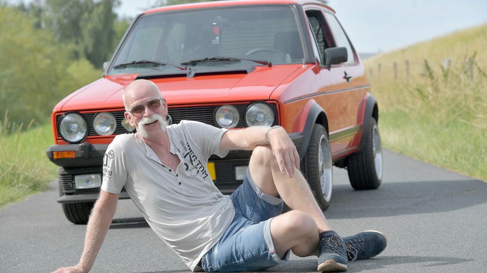 Der Niederländer Wubbe Jan Kiel gibt einen Einblick ins Leben von Oldtimer-Fans. Mit seiner Frau organisiert er in diesem Jahr zum ersten Mal einige Treffen in der Grenzregion. Fotos: Ortgies