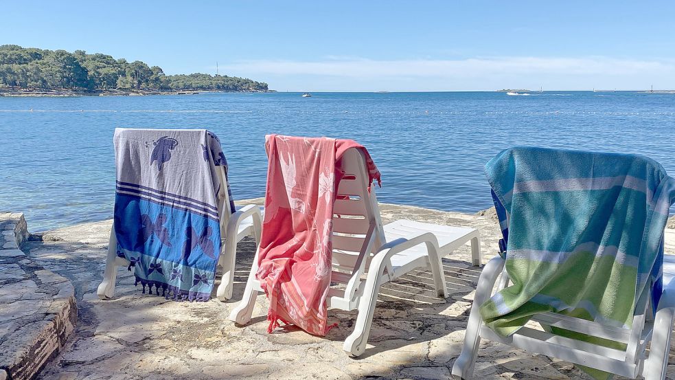 Plava Laguna,Adriakueste bei Porec / Kroatien,Strand,Handtuecher liegen auf leeren Liegen,Plaetze besetzen,leere Plastik Foto: imago-images/Sven Simon