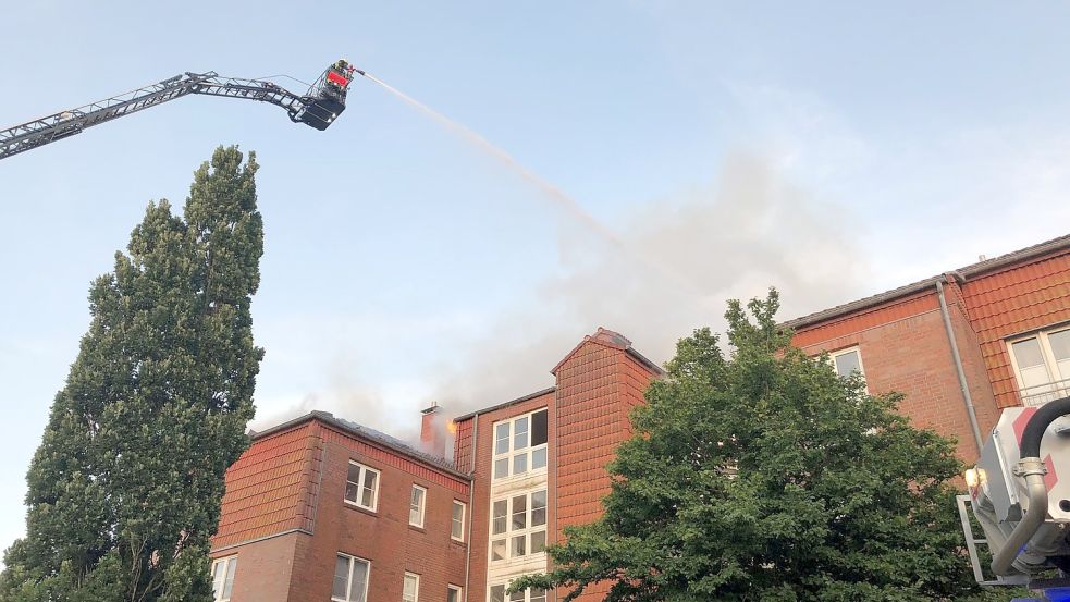 In der Nacht auf Samstag, 9. Juli, brannte der Dachstuhl eines Borssumer Wohnblocks. Foto: Harms/Archiv