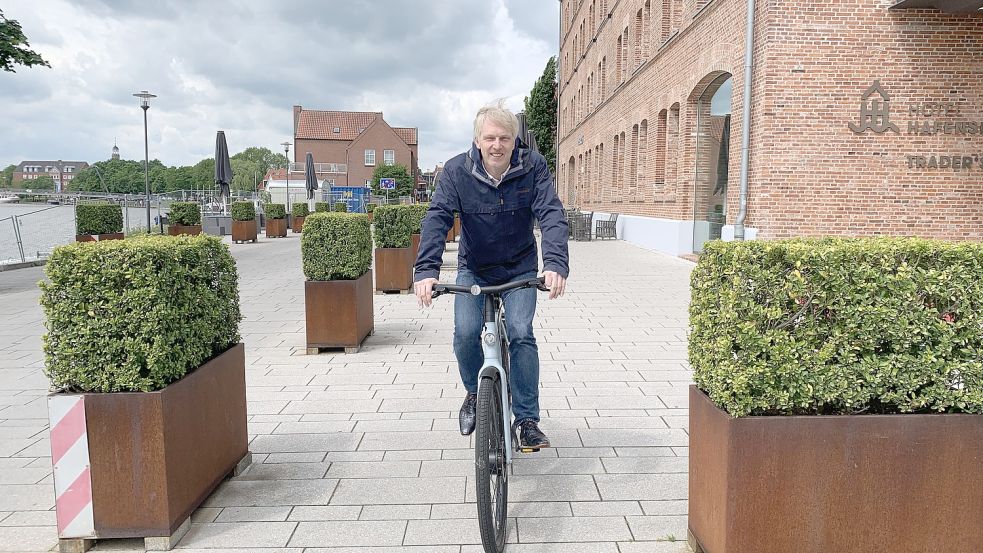 Ist meistens auf dem Fahrrad unterwegs: Stefan Störmer (54), Gymnasiallehrer aus Leer, steht an der Spitze von Niedersachsens größter Bildungsgewerkschaft. Foto: Lars Laue