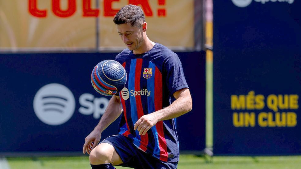 Robert Lewandowski jongliert den Ball während der offiziellen Präsentation beim FC Barcelona. Foto: Joan Monfort/AP/dpa