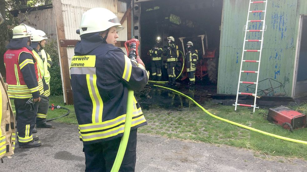 Die Feuerwehr war in Filsum im Einsatz. Fotos: Rümmele