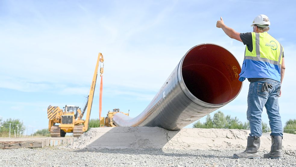 Eine Baumaschine verlegt Rohre für die LNG-Anbindung von Wilhelmshaven Richtung Etzel. Foto: Klemmer/dpa