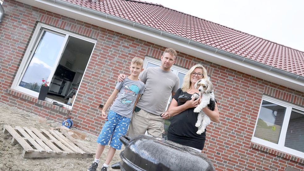 Der Grill steht schon: Brigitte Prell (von rechts) mit ihrem Hund Lemmy und ihrem Mieter und ehemaligen Nachbarn Thorben Visher vor dem Neubau im Gebiet „Escherweg“. Foto: Hock