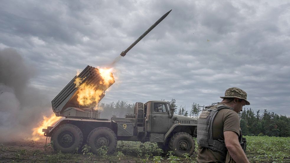 Ein ukrainisches MSLR BM-21 „Grad“, ein Mehrfachraketenwerfersystem, schießt auf russische Stellungen an der Frontlinie in der Region Charkiw. Foto: Evgeniy Maloletka/AP/dpa