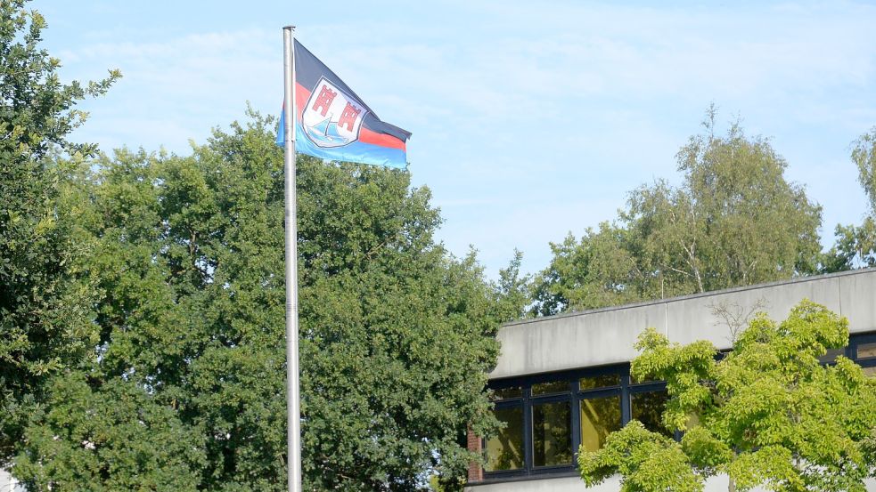 Bleibt die Flagge der Gemeinde am Mast hängen? Das steht noch nicht fest. Foto: Lüppen