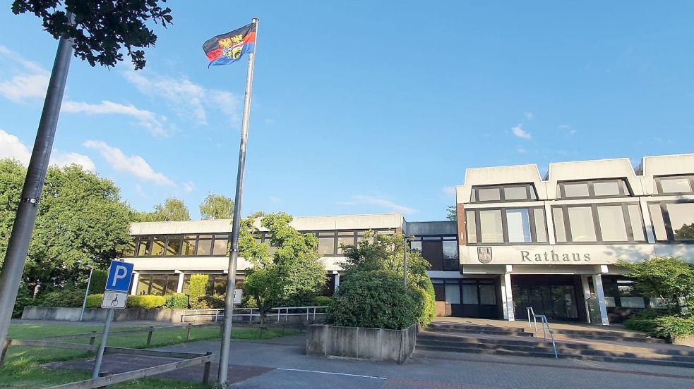 Der Verein „Jungfräiske Mäinskup“ hatte diese Ostfriesland-Flagge im Juli illegal aufgehängt. Die Freude daran währte nicht lange. Foto: privat/Archiv