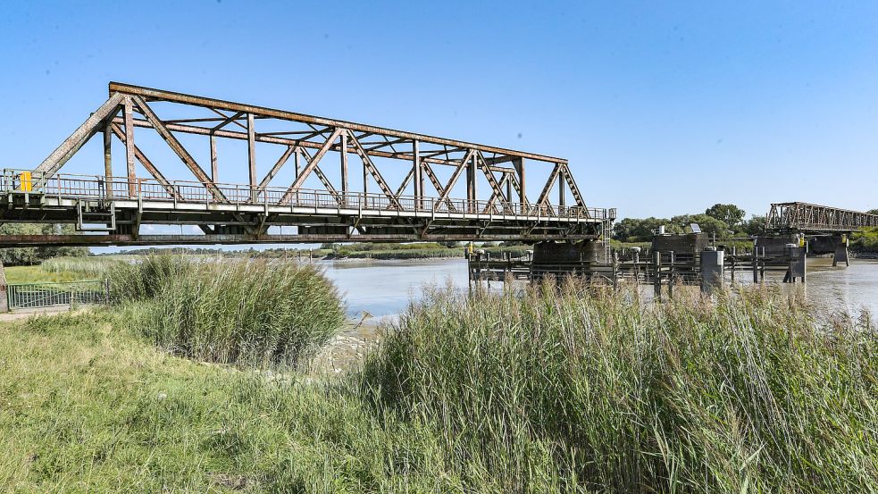 Da stand sie noch, die ramponierte Friesenbrücke. Inzwischen wurden die Teile demontiert. An der Stelle soll die modernste Drehbrücke Europas aufgebaut werden. Foto: Ortgies/Archiv