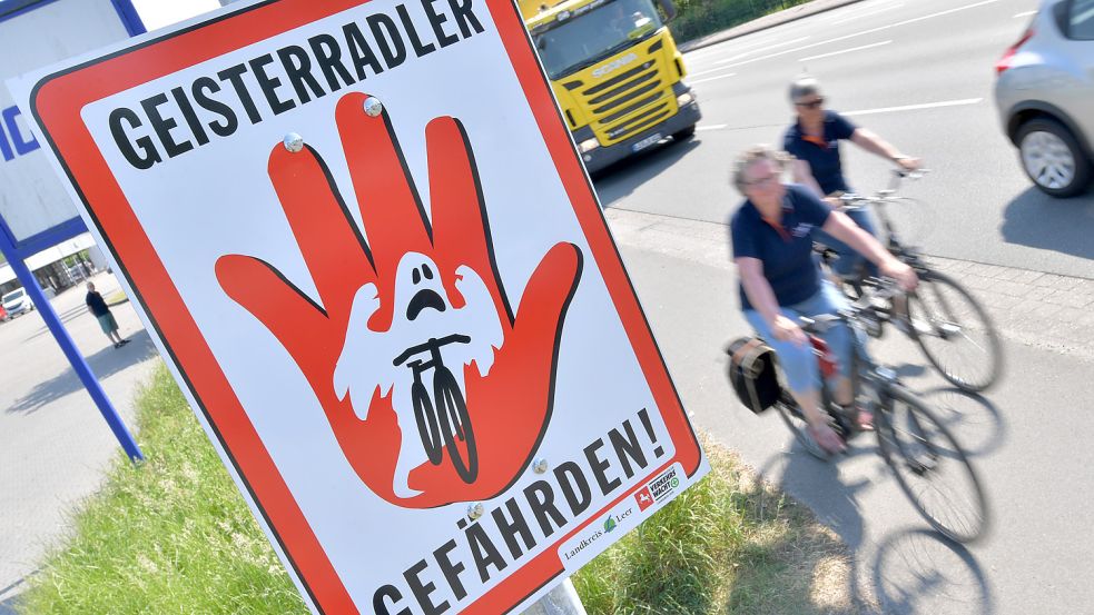 In Leer warnen Hinweisschilder vor der Gefahr durch Radfahrer, die auf der falschen Seite fahren. Dieses Schild steht an der Papenburger Straße. Die Jann-Berghaus-Brücke ist ebenfalls ein gefährlicher Punkt. Foto: Archiv/Ortgies