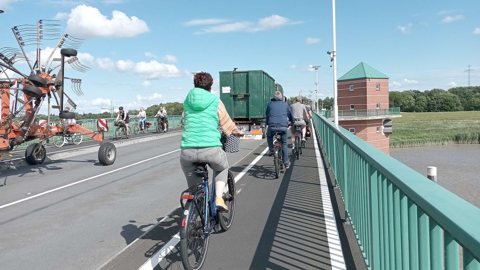 So fährt man auf der Jann-Berghaus-Brücke richtig. Das ist leider nicht immer so. Foto: Vogt