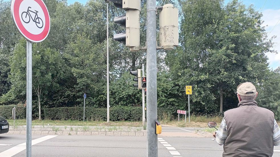 Hier geht es in Leer für die Radfahrer über die Straße. Dann sind sie auf der richtigen Seite auf der Brücke unterwegs. Das Schild verbietet die Weiterfahrt auf der linken Seite. Foto: Vogt
