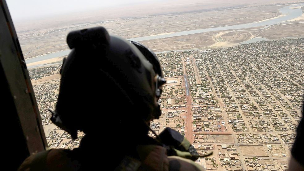 Blick aus einem französischen Militärhubschrauber auf die malische Stadt Gao. Foto: Christophe Petit Tesson/EPA POOL/AP/dpa