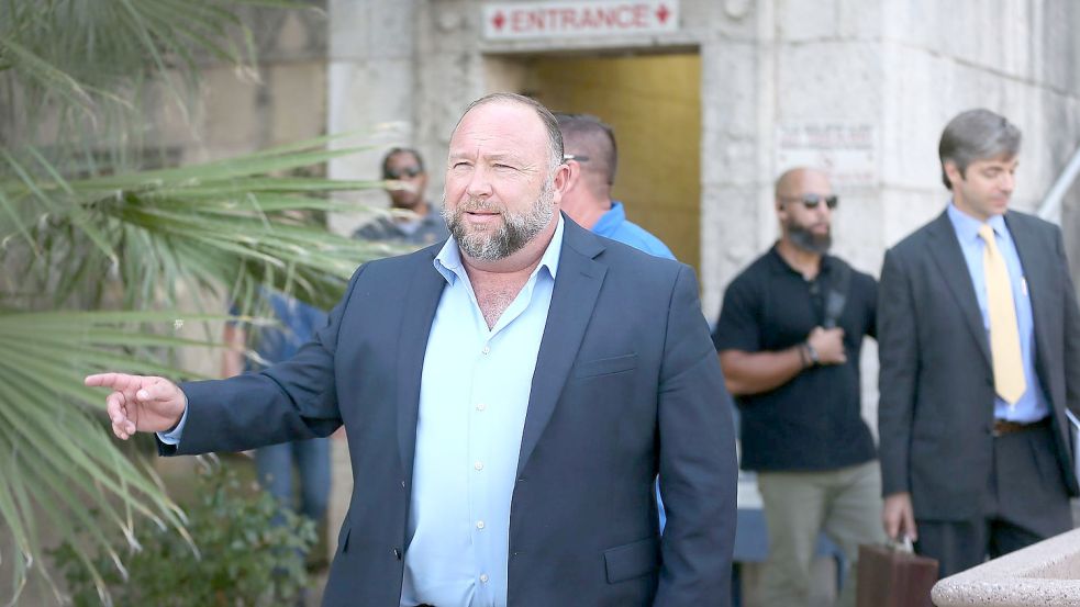 Alex Jones spricht vor der Gerichtsgebäude in Austin im US-Bundesstaat Texas mit Journalisten. Foto: Briana Sanchez/American-Statesma/ZUMA Press Wire/dpa