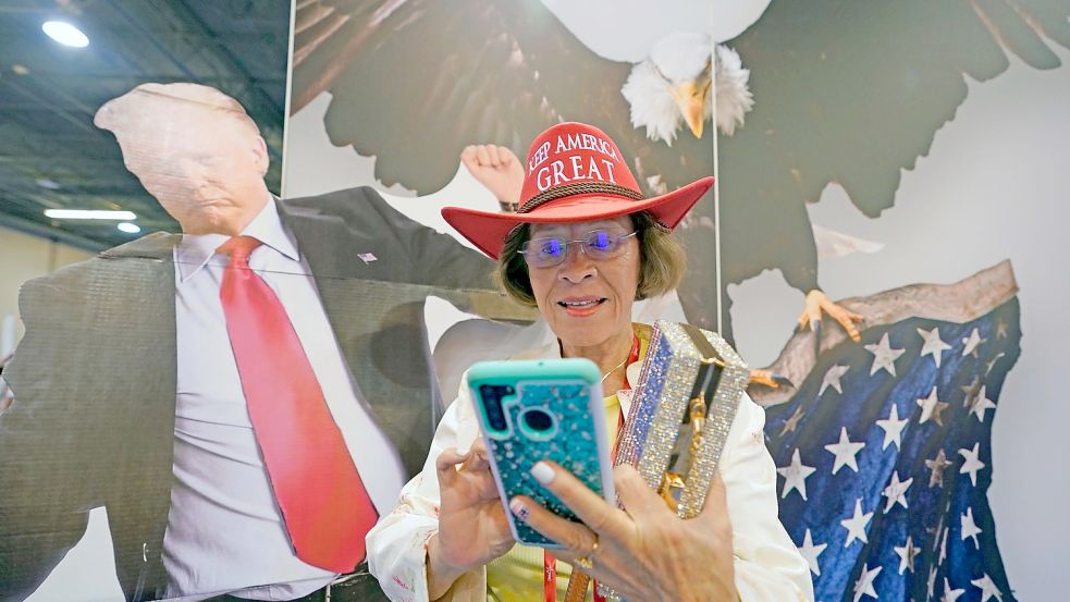 Bei der „Conservative Political Action Conference“ (CPAC) im US-Bundesstaat Texas treffen Wahlbetrugsfantasien und Hitler-Vergleiche auf Glitzerschuhe mit Trump-Aufschrift und „Ich liebe Jesus“-Baseballcaps. Foto: Lm Otero/AP/dpa