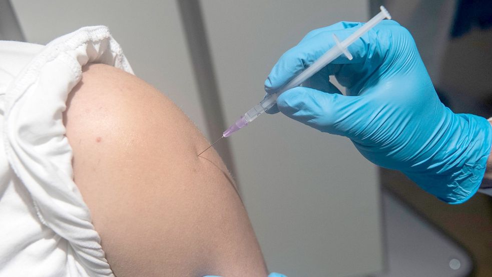 „Die Impfung mit den angepassten Impfstoffen verstärkt noch einmal die Immunität gegenüber Omikron.“ Foto: Paul Zinken/dpa