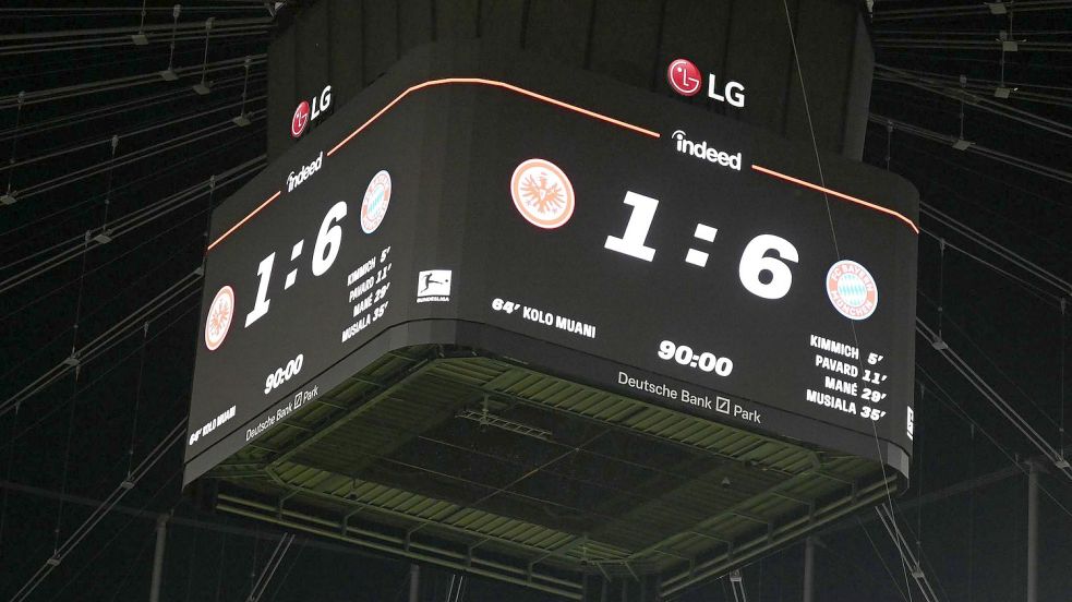 Das Ergebnis von 1:6 gegen Bayern München wird auf dem Videowürfel im Frankfurter Stadion angezeigt. Foto: Arne Dedert/dpa