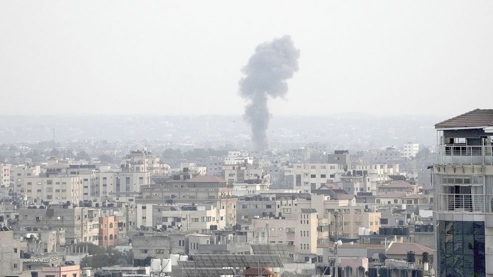 Rauch steigt nach israelischen Luftangriffen auf ein Gebäude in Gaza auf. Foto: Hatem Moussa/dpa/AP