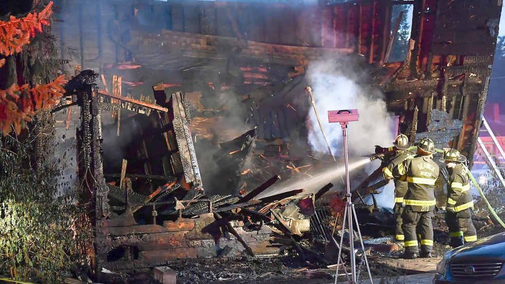 Feuerwehrleute an der Brandruine des Hauses, das während eines tödlichen Brandes einstürzte. Foto: Jimmy May/Bloomsburg Press Enterprise/dpa
