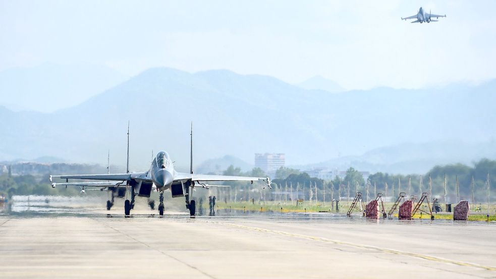 Flugzeuge der chinesischen Luftwaffe und des Marinefliegerkorps der Volksbefreiungsarmee (PLA). Foto: Fu Gan/Xinhua/dpa