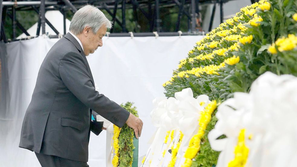 UN-Chef Antonio Guterres legt während der Zeremonie zum 77. Jahrestag des US-Atombombenangriffs auf Hiroshima einen Kranz nieder. Foto: Kenzaburo Fukuhara/Kyodo News/AP/dpa