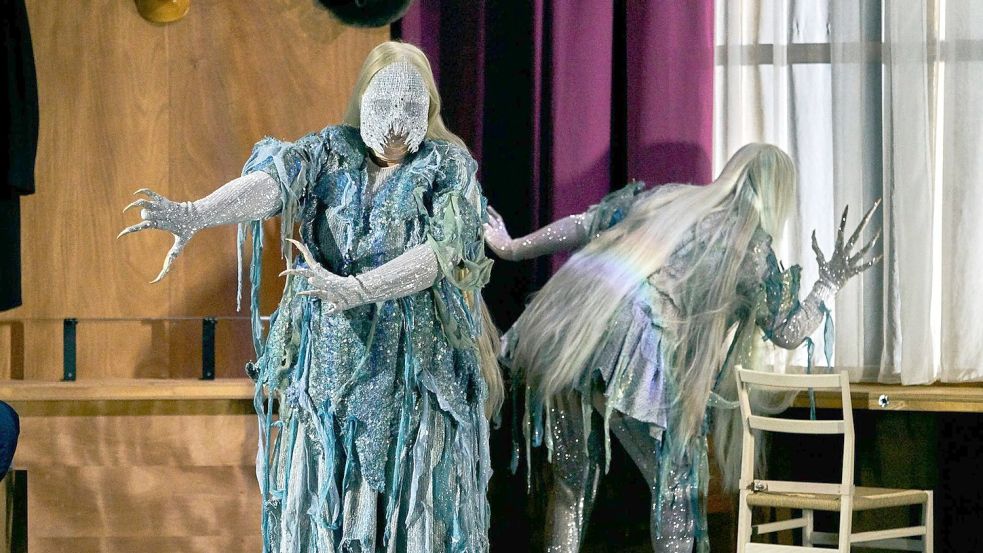 Stephanie Müther (l, 2. Norn) und Kelly God (3. Norn) in der Bayreuther „Götterdämmerung“. Foto: Enrico Nawrath/Festspiele Bayreuth/dpa