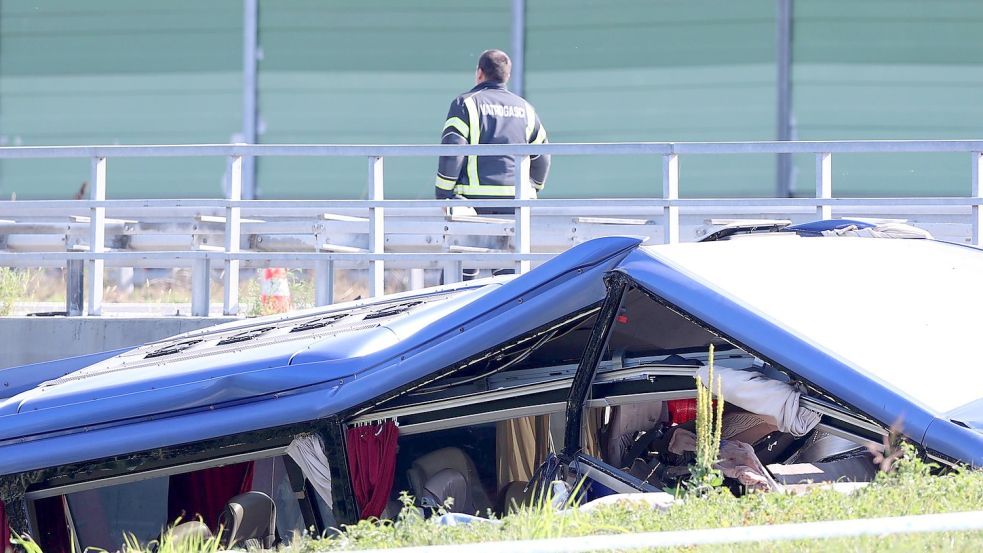 Das Wrack des Busses aus Poolen an der Unfallstelle in Kroatien. Foto: Uncredited/AP/dpa