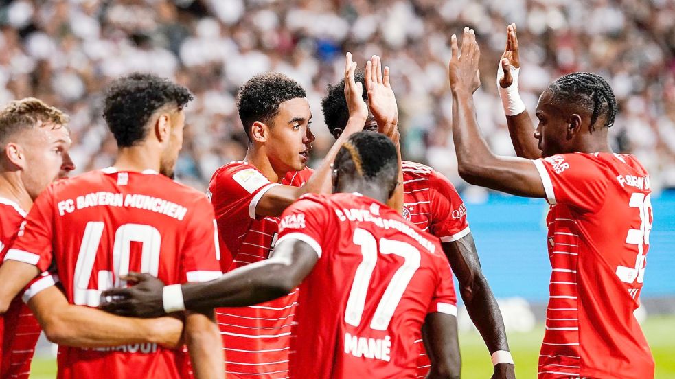 Der FC Bayern startet mit einem Kantersieg in die neue Bundesliga-Saison. Foto: Uwe Anspach/dpa