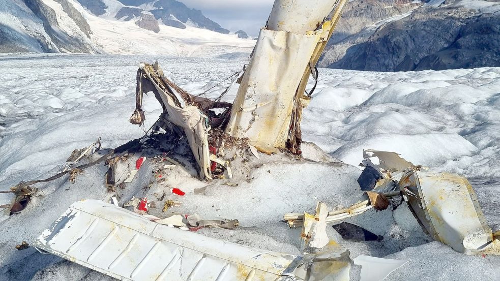 Die Trümmer eines 1968 abgestürzten Kleinflugzeugs liegen auf dem schmelzenden Aletschgletscher in den Walliser Alpen. Foto: Rebecca Gresch und Stefan Gafner/Hüttenwarte Konkordiahütte /dpa